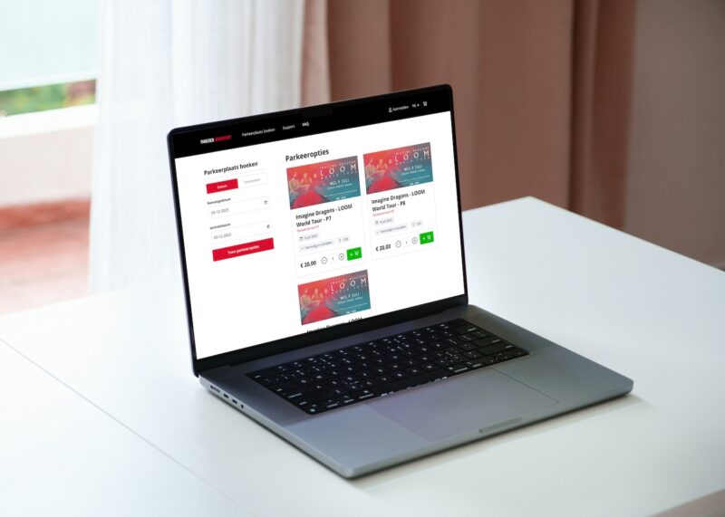 Een close-upfoto van een laptop op een witte tafel.